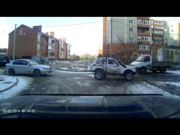 «Ниву» в Таганроге порубили топором за неприличный жест